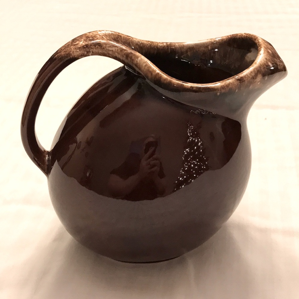 Hull brown drip water pitcher